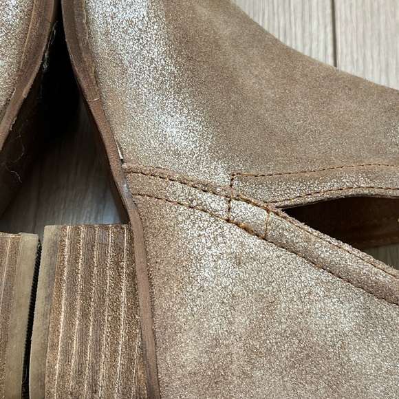 Exactly like the DIBA Skyler Glittery Gold ankle boots. Size 6.5 mint condition - Picture 4 of 5